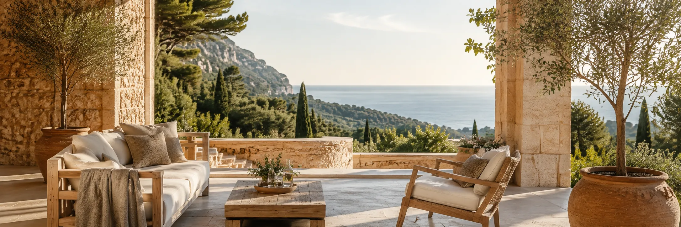 Terraza mediterránea con vistas al paisaje de Mallorca