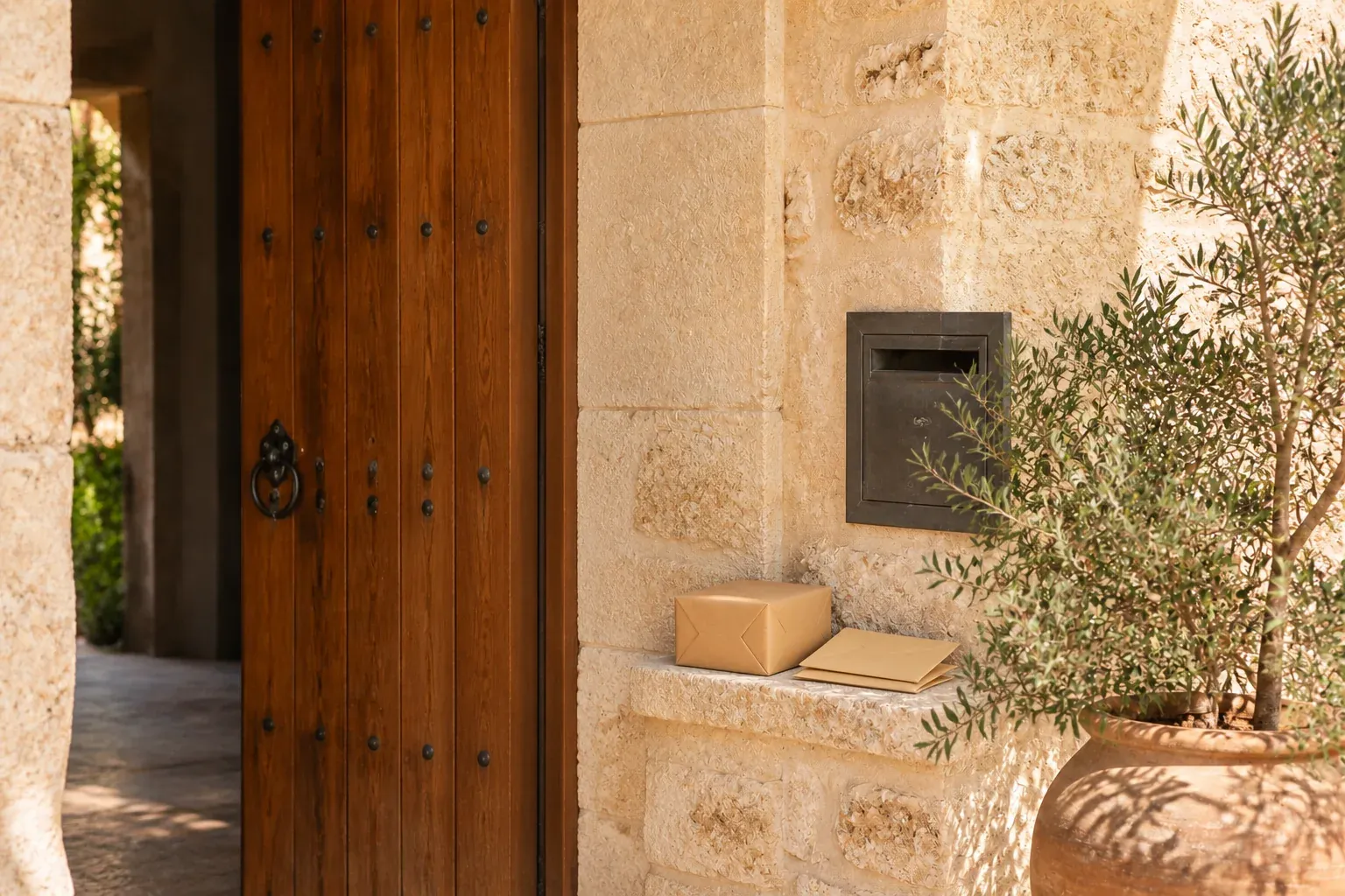 Buzón, paquete y sobres en la entrada de una vivienda mallorquina