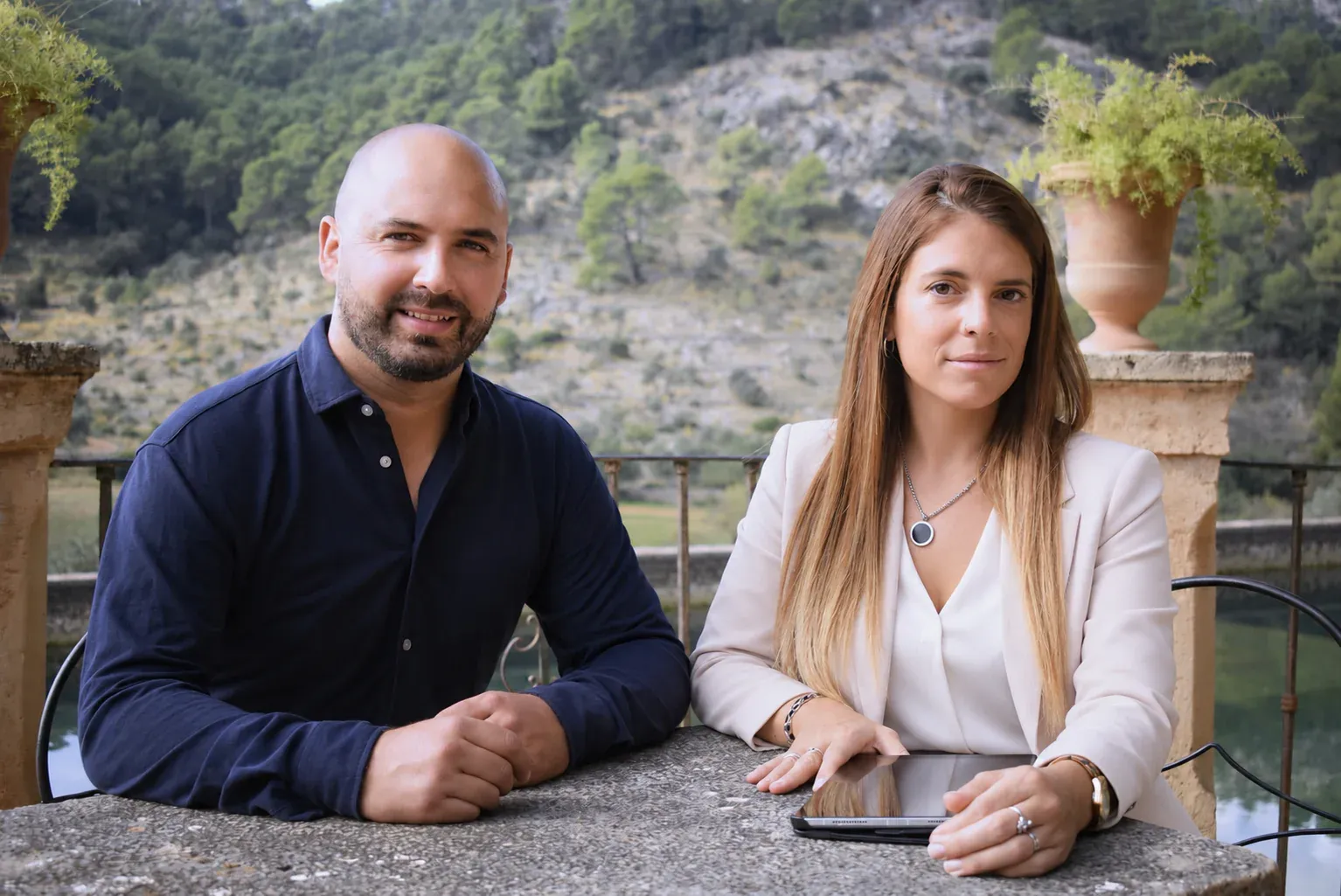 El equipo de MELE en la terraza de una propiedad de Mallorca, con la sierra al fondo